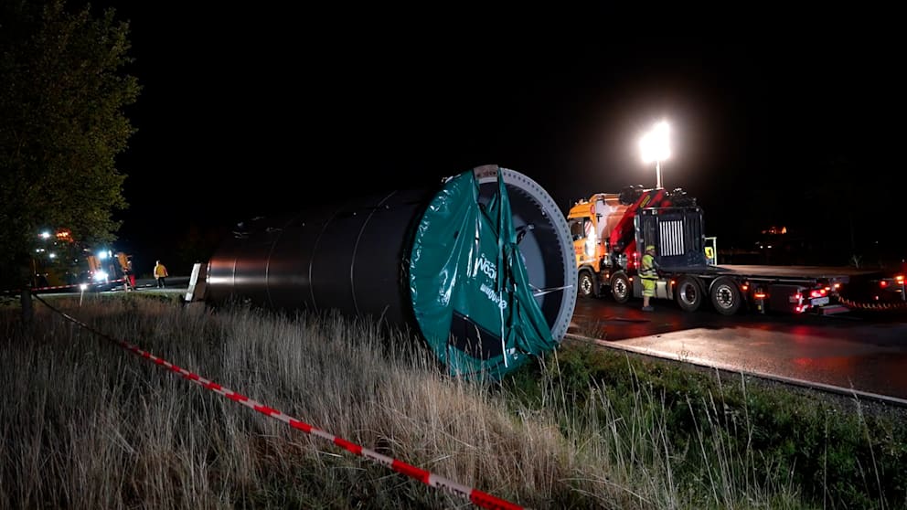 Schwertransport-Unfall auf der B8 und B299 durch Windrad-Bauteil