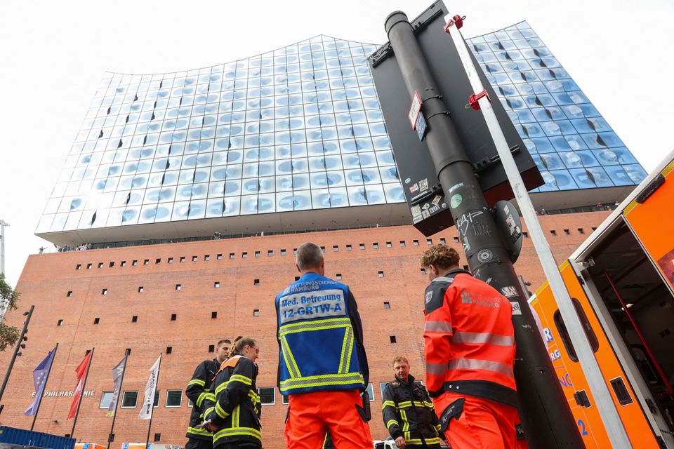 Großeinsatz an der Elbphilharmonie: Mögliche Lebensmittelvergiftung