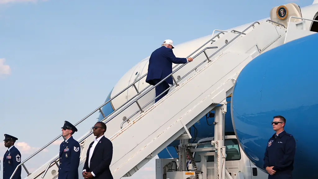 Empörung über Trumps geheimen Flugzeugwechsel