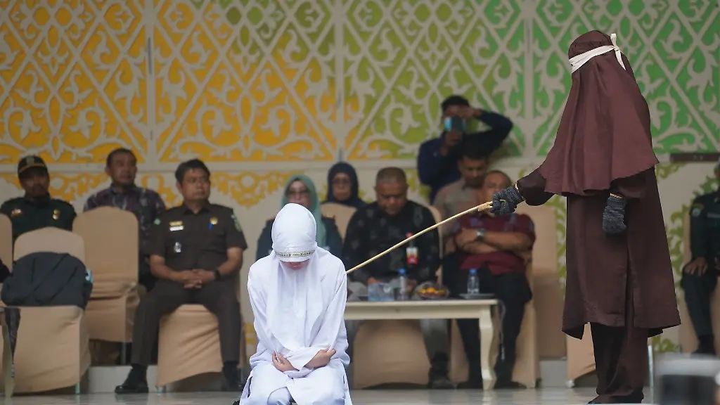 Öffentliche Stockhiebe in Aceh als Strafe