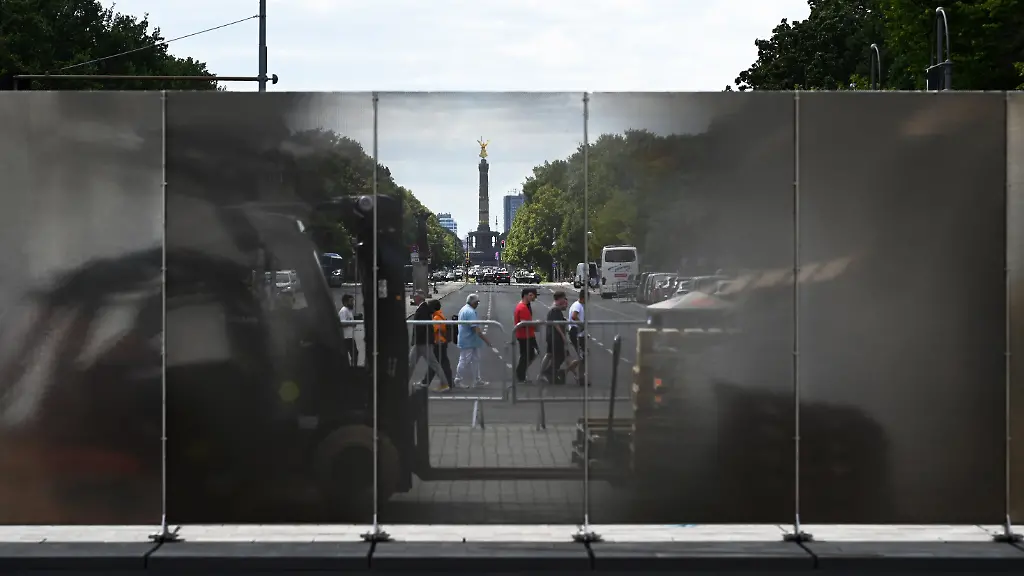 Kunstinstallation am Brandenburger Tor erinnert an Mauerbau