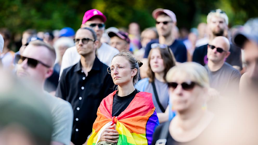 Mahnwache im Berliner Tiergarten zum Gedenken an CSD-Anschlag