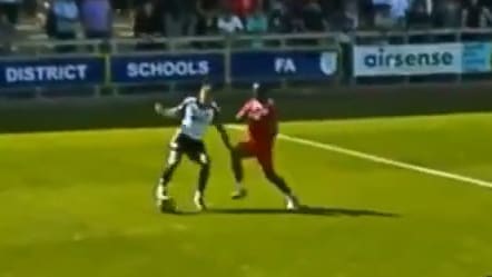 Schockierendes Foul im englischen Amateurfußball