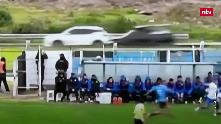 Ungewöhnlicher Zwischenfall bei Fußballspiel führt zu Autounfall