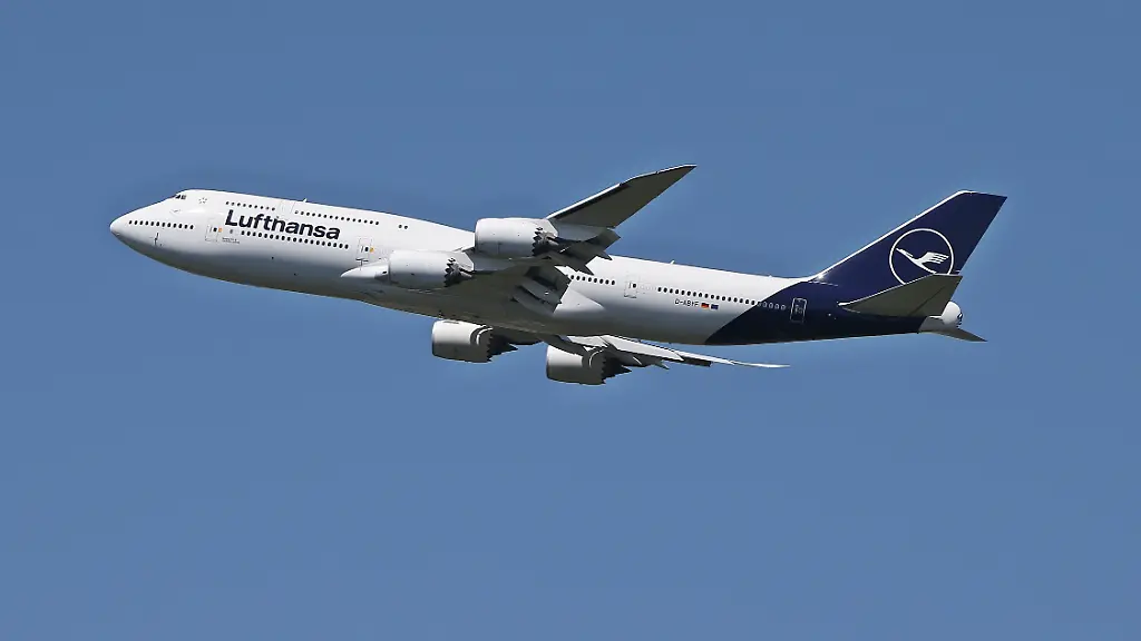 Jumbo-Jet landet nach Notsignal in Glasgow statt Chicago