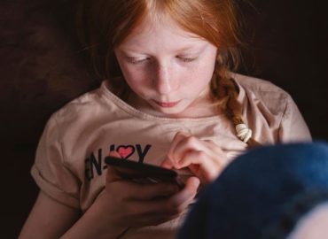 Frühzeitige Social-Media-Nutzung bei Jugendlichen und schulische Leistungen: Eine Analyse