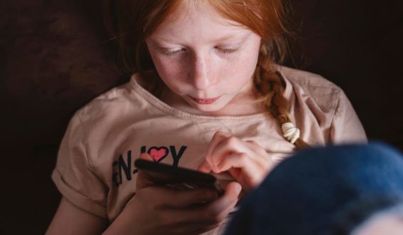 Frühzeitige Social-Media-Nutzung bei Jugendlichen und schulische Leistungen: Eine Analyse