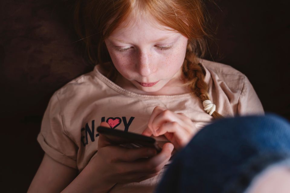 Frühzeitige Social-Media-Nutzung bei Jugendlichen und schulische Leistungen: Eine Analyse