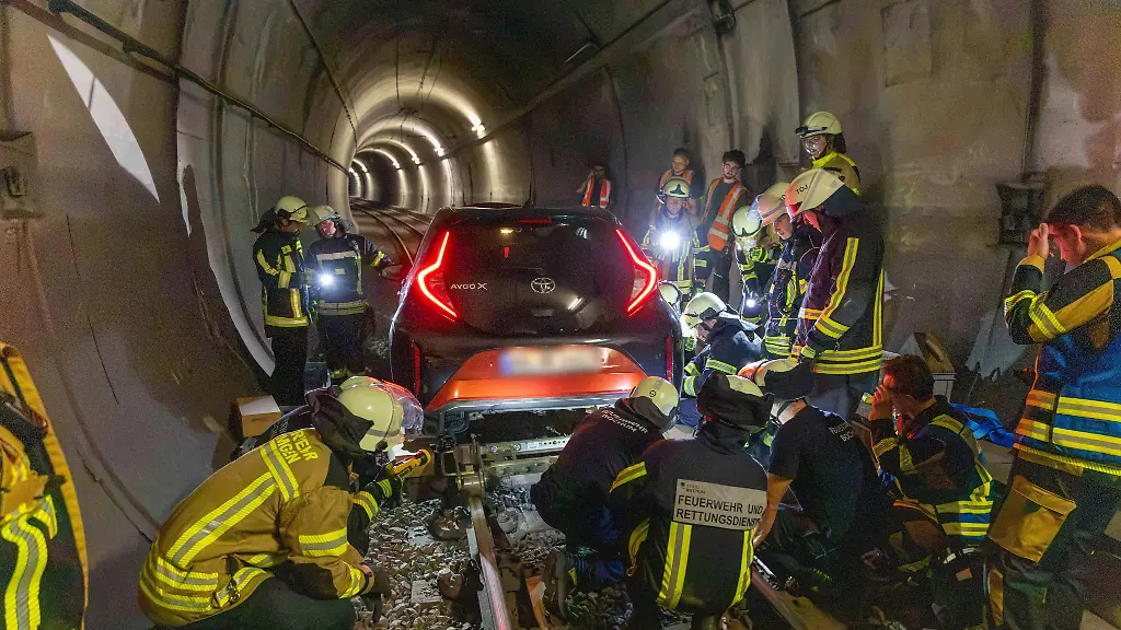 Ungewöhnlicher Vorfall in Bochum: Frau fährt mit Auto einen Kilometer durch U-Bahntunnel