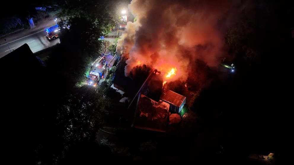 Großbrand in Schenefeld: Feuerwehrmann rettet 7 Menschen aus Flammen