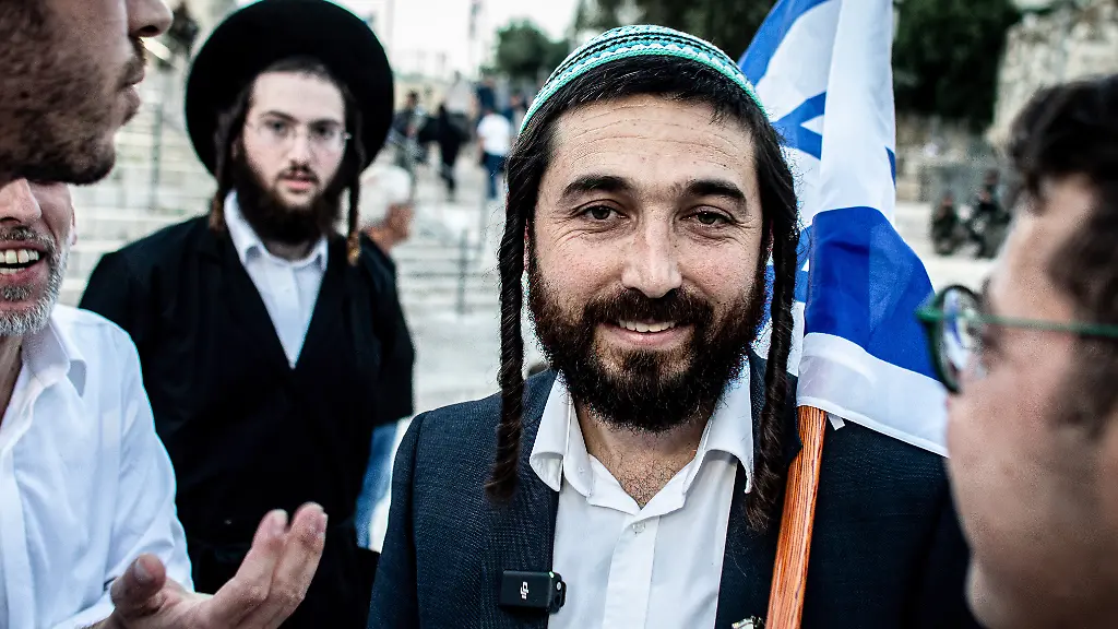 Israelischer Abgeordneter Zerstört Denkmal in Palästina