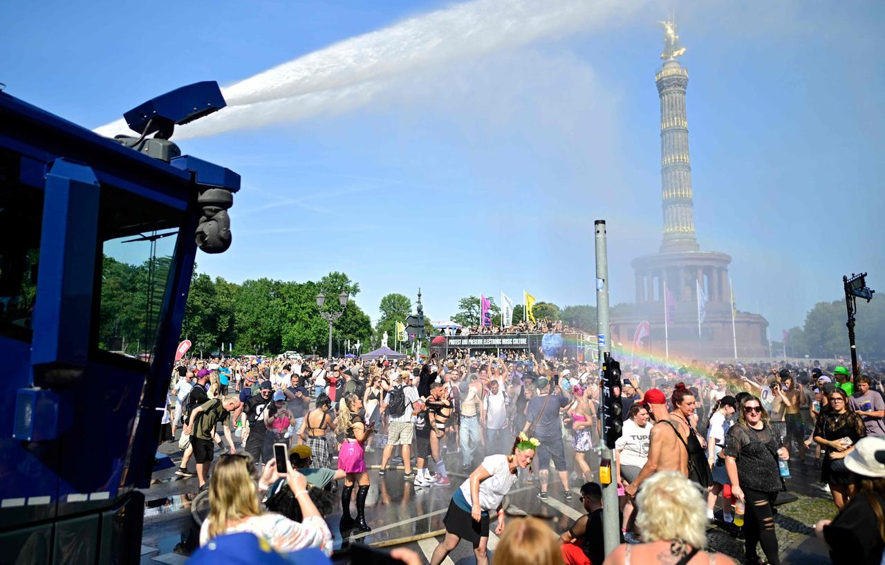 Techno-Parade „Rave the Planet“ in Berlin: Frieden und Zusammenhalt im Fokus