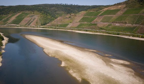 Niedrige Pegelstände und ihre Auswirkungen auf Wirtschaft und Gesellschaft