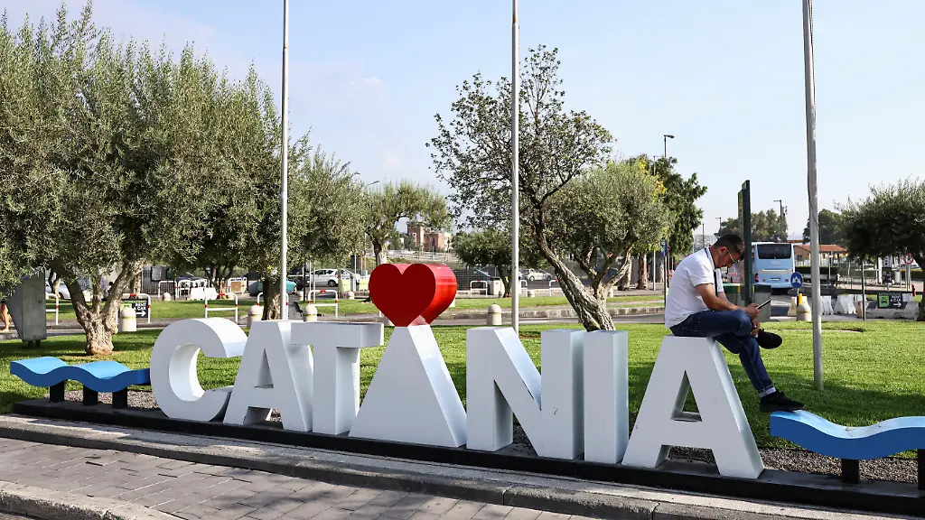 Flugbetrieb in Catania nach Ätna-Ausbruch schrittweise wieder aufgenommen