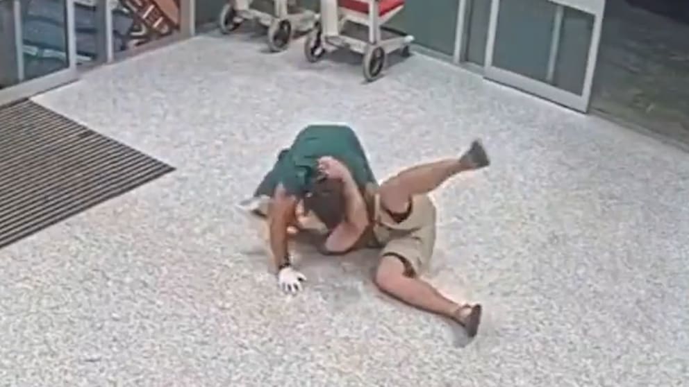 Vorfall im Krankenhaus: Mitarbeiter verteidigt sich gegen aggressiven Patienten