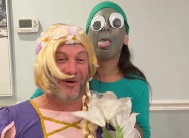Eltern überraschen mit Disney-Auftritt zum Geburtstag