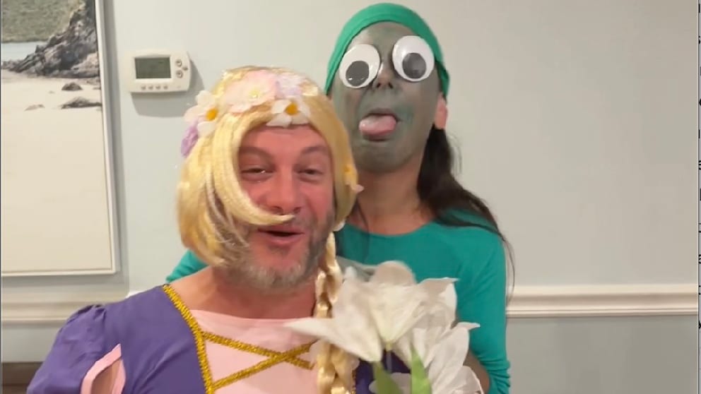 Eltern überraschen mit Disney-Auftritt zum Geburtstag