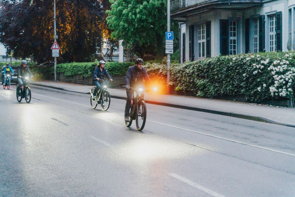Fahrräder mit Fernlichtern und Blinkern: Mehr Sicherheit durch bessere Sichtbarkeit