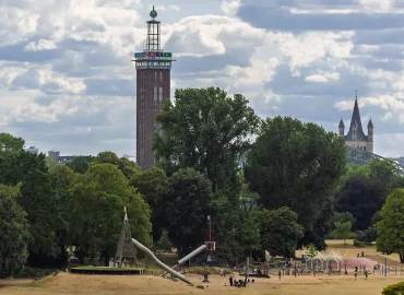 Entschärfung einer Bombe im Rhein bei Köln