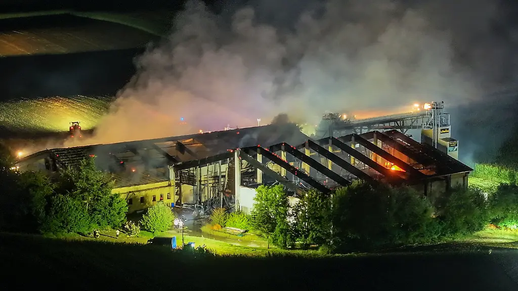 Feuerkatastrophe in Bayern: Über 1200 Schweine sterben bei Brand auf Bauernhof