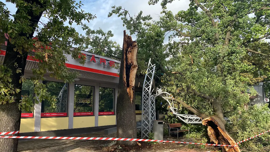 Unwetter im Baltikum: Stromausfälle und Schäden