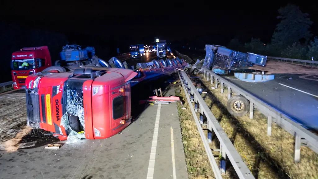 Schwerer Unfall auf der A2: Schwertransporter kippt um