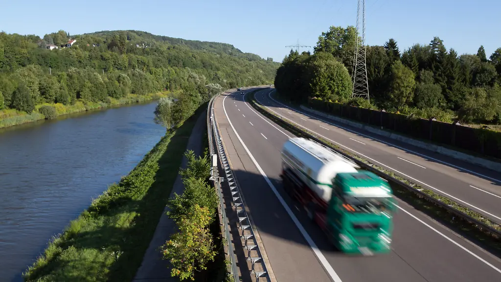 Niedrige Pegelstände: Lockerung des Lkw-Fahrverbots in Rheinland-Pfalz und Saarland