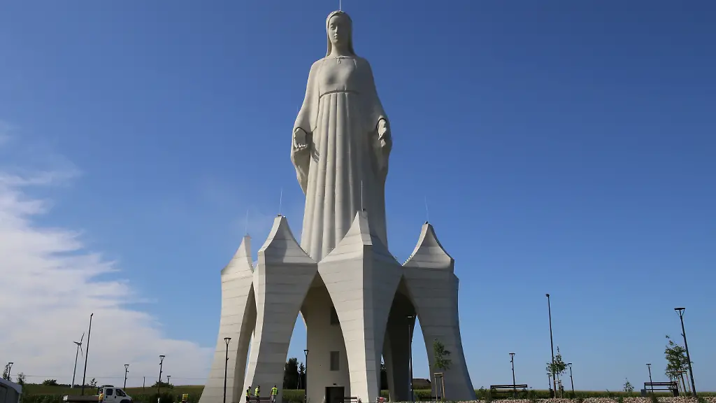 Kitsch, Kultur und Katholiken: Riesenstatue in Polen