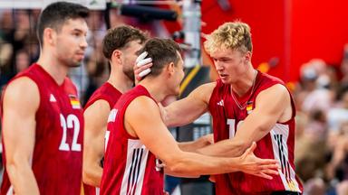Volleyballer feiern spannenden Sieg gegen Rumänien