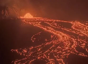 Zeitrafferaufnahmen zeigen glühenden Lavastrom auf Hawaii