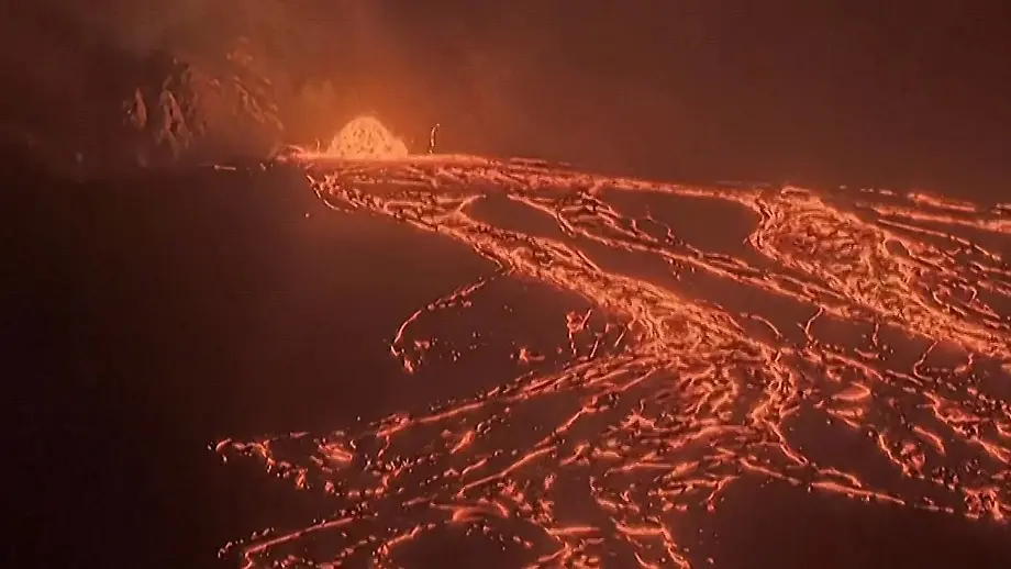 Zeitrafferaufnahmen zeigen glühenden Lavastrom auf Hawaii