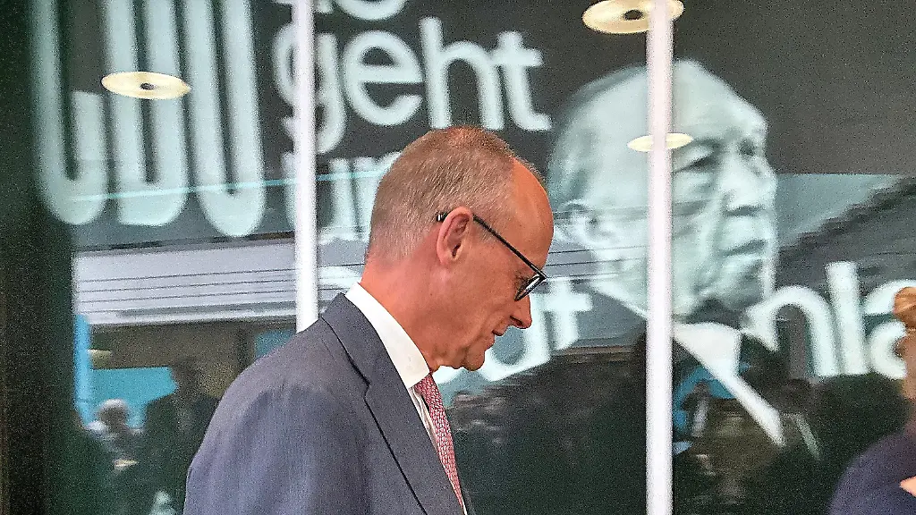 Union bleibt im Umfragetief, AfD legt zu