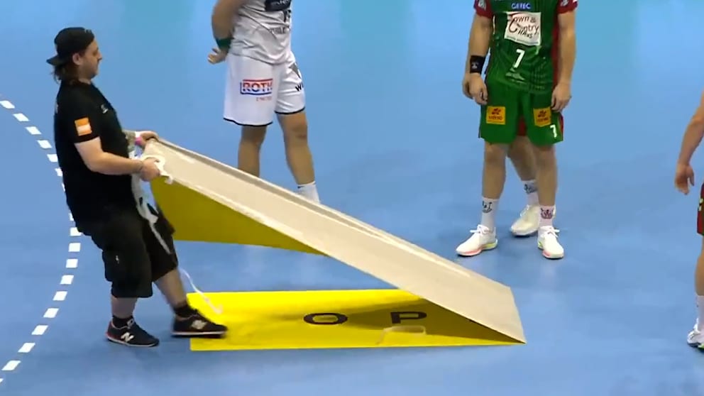 Störung beim Handball-Bundesligaspiel durch lose Werbebanner