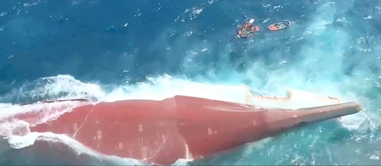 Rettungskräfte suchen nach Vermissten nach Fährunglück in Indonesien
