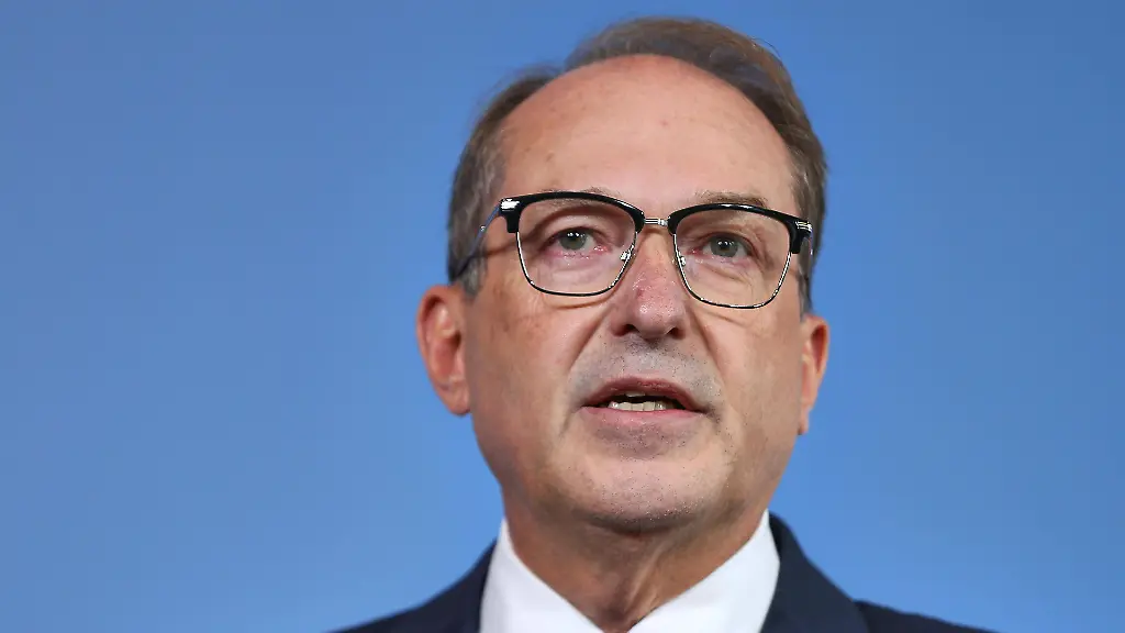 Dobrindt plant Cyberdome zur Abwehr hybrider Attacken