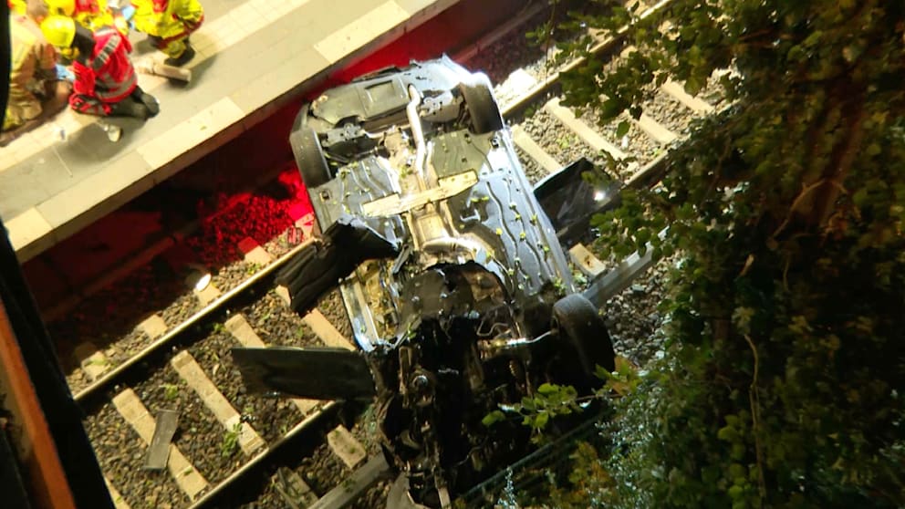 Unfallbericht: Auto stürzt auf Gleise des S-Bahnhofs