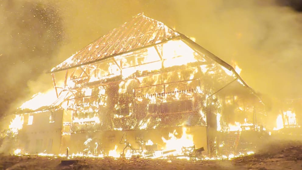 Großbrand im Schwarzwald: Feuer erfasst Bauernhaus und Umgebung