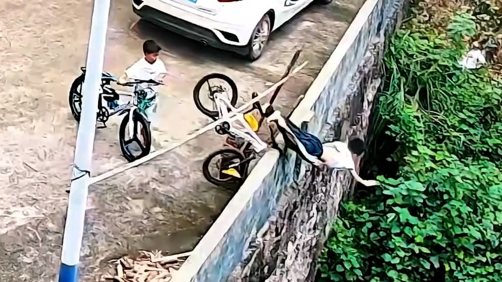 Junge übersteht schweren Fahrradunfall glimpflich