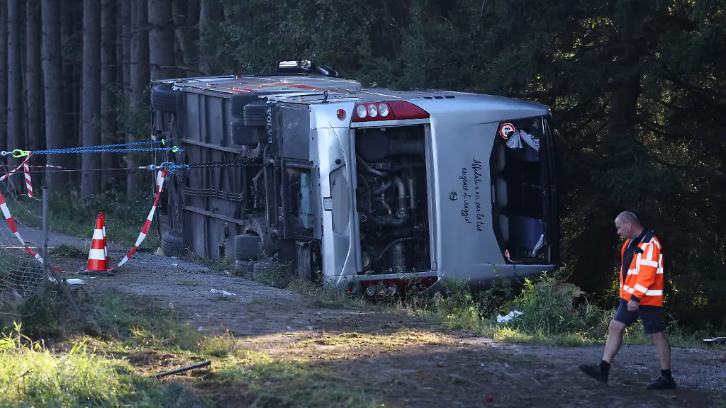 Schwerer Reisebusunfall auf der A96: Zwei Tote und mehrere Verletzte