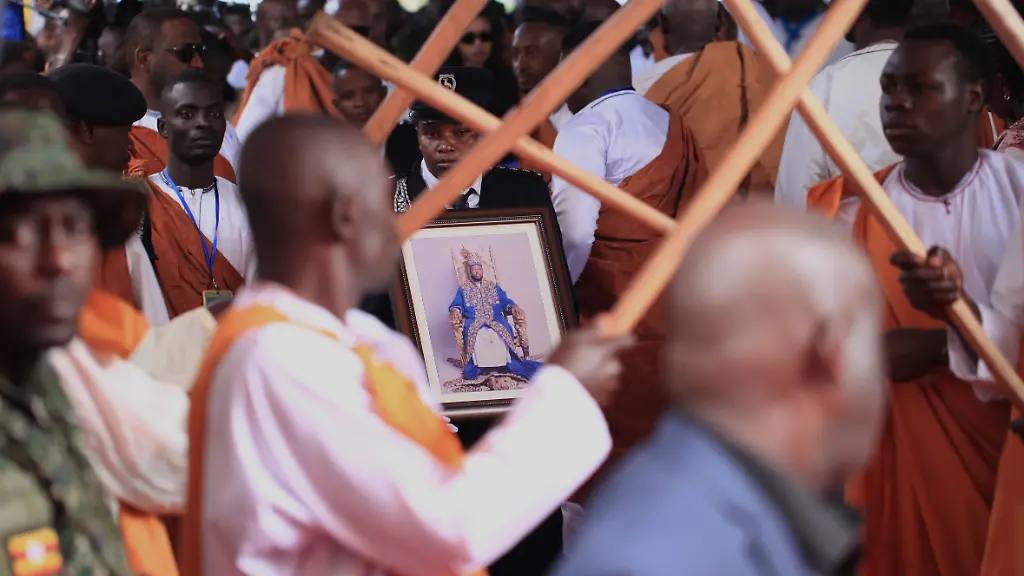 Tausende bei Trauerritualen: Jüngster König der Welt in Uganda beigesetzt