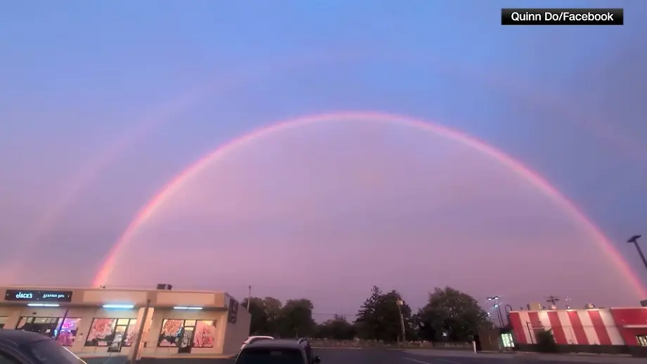 Besonderes Phänomen: Rosa leuchtender Regenbogen in New Jersey