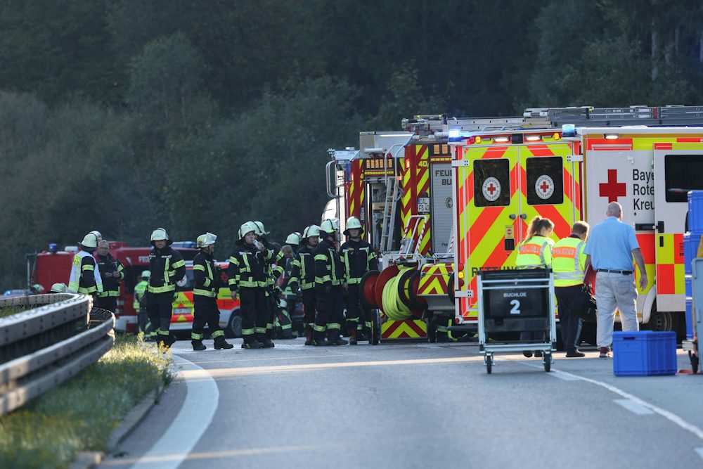 Schwerer Busunfall auf der A 96: Zwei Tote und viele Verletzte
