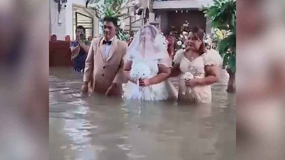 Hochzeit unter Wasser – Brautpaar und Gäste bleiben fröhlich