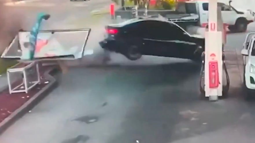 BMW Unfall an Tankstelle in Sydney: Fahrer hat zweimal Glück