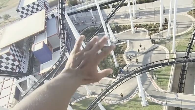 Achterbahn bleibt senkrecht stecken: Fahrgäste hängen in schwindelerregender Höhe fest
