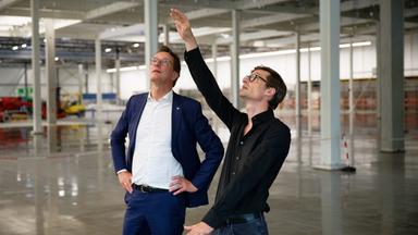 Ministerpräsident Hendrik Wüst besucht Chipfabrik von Black Semiconductor