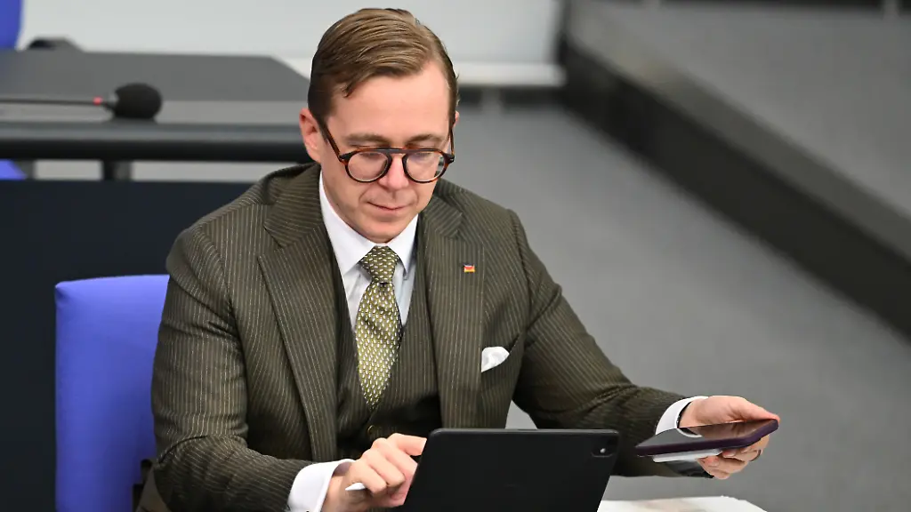 Debatte um Philipp Amthor und seinen Strandkorb im Kanzleramt