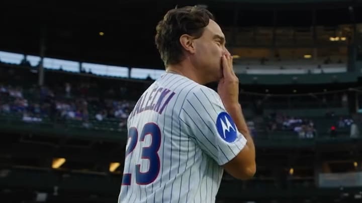 Johnny Galecki wirft ersten Pitch bei den Chicago Cubs