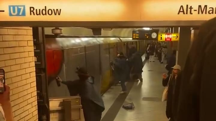Vandalismus in Berliner U-Bahn: Graffiti-Attacke am Mehringdamm