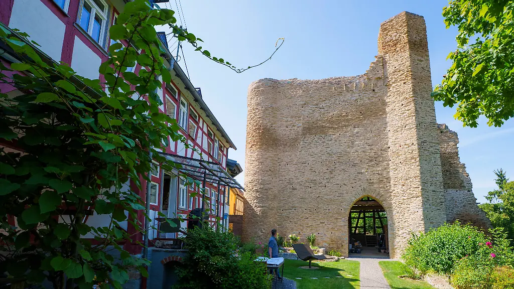 Familie restauriert Burgruine im eigenen Garten